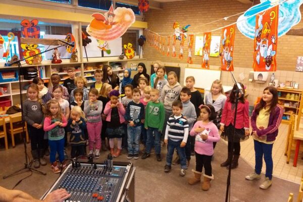 131118-01-bitswijk-en-bedir-kinden-zingen-samen-muzerijk-lied_10958343475_l