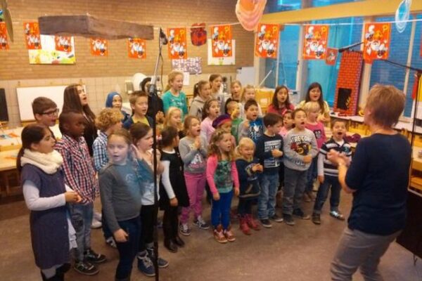 131118-02-bitswijk-en-bedir-kinden-zingen-samen-muzerijk-lied_10959706423_z